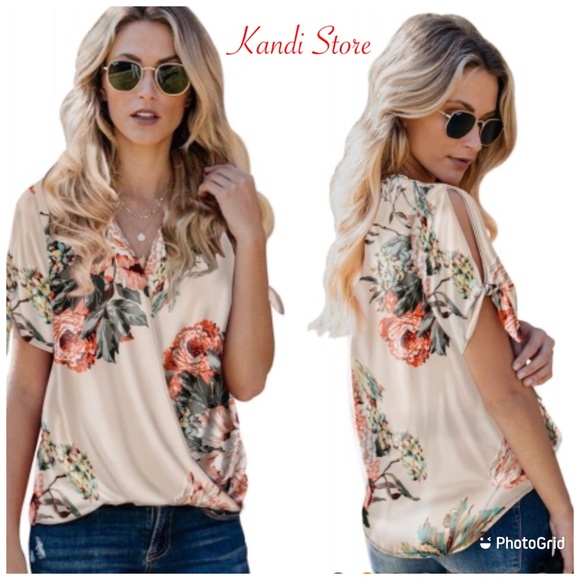 Tops - 🎉HP🎉Floral Twist Top